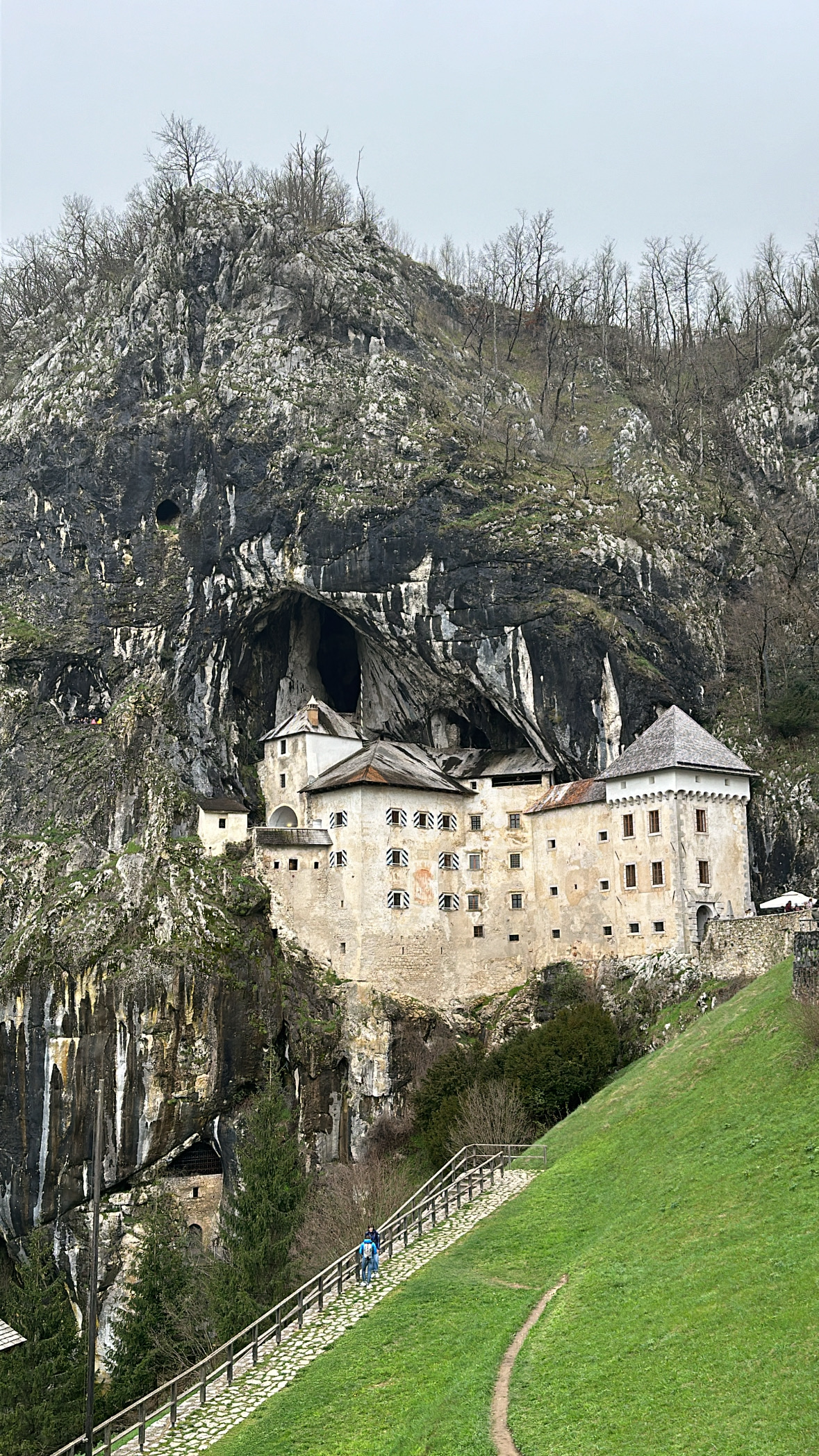 Day 10 斯洛文尼亞 – Postojna 波斯托伊納  +  Predjama Castle 普雷賈馬城堡